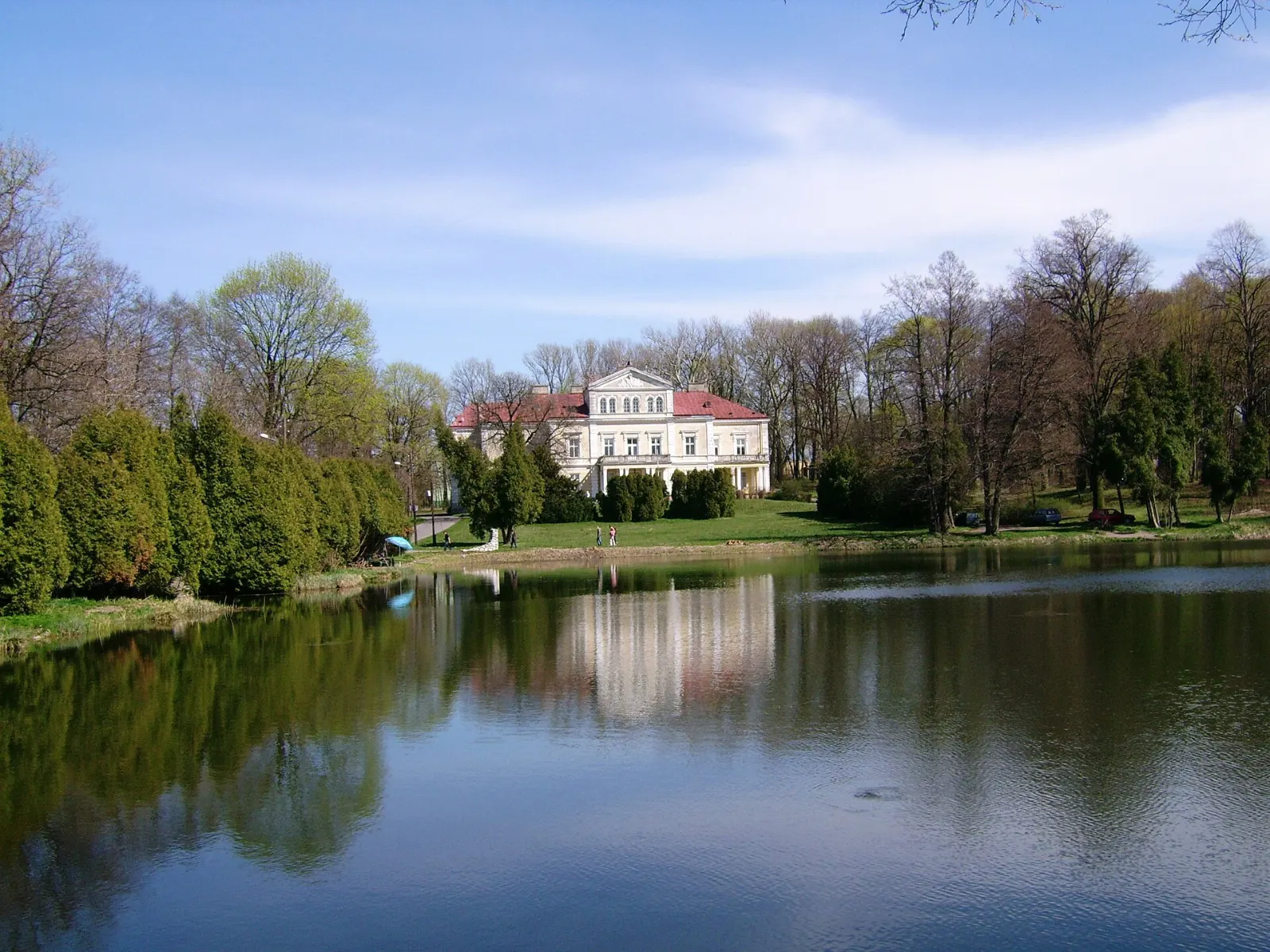 Pałac Raczyńskich w Złotym Potoku – okolica słynnej pstrągarni