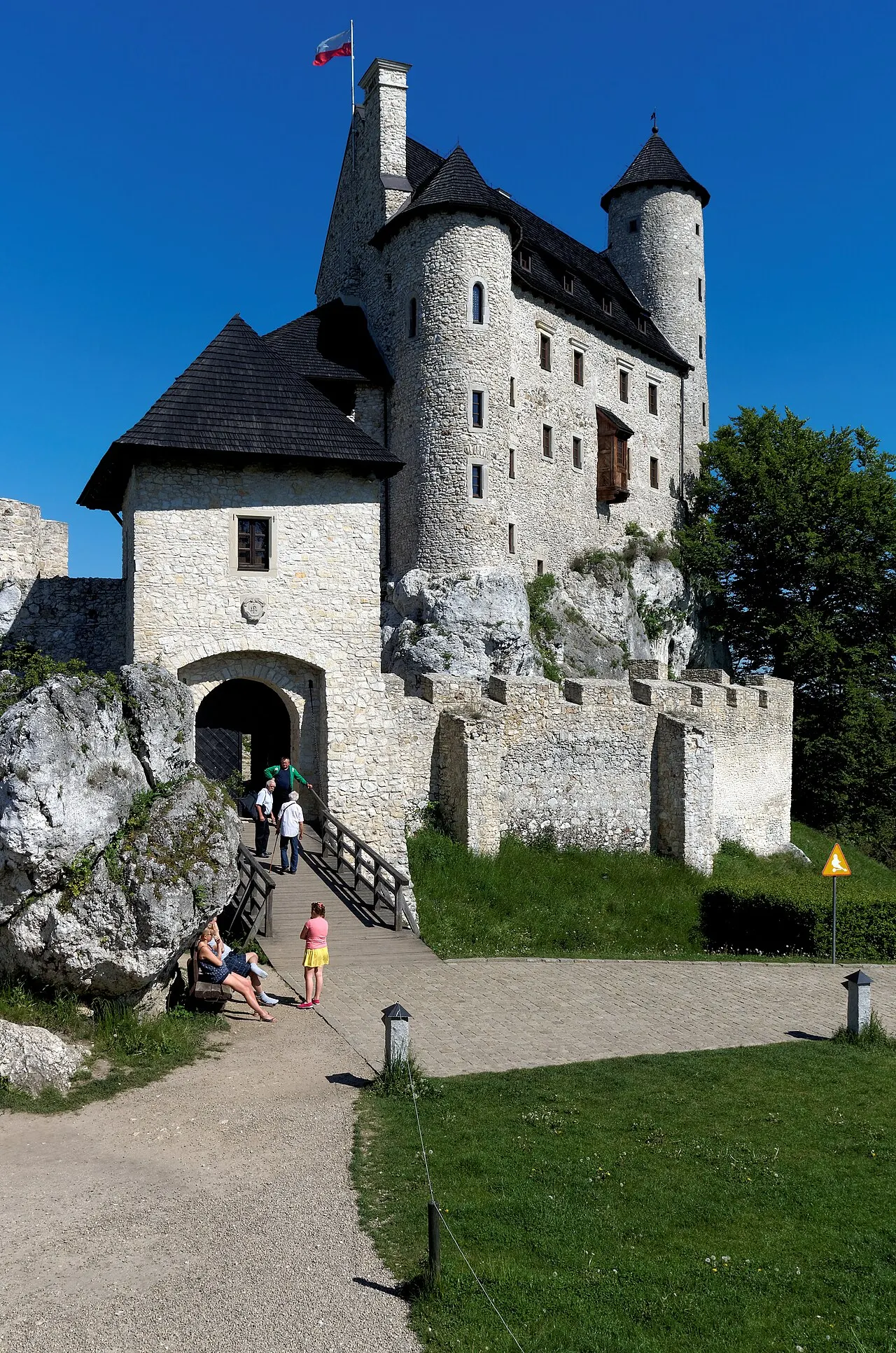 Zamek Bobolice — widok z zewnątrz