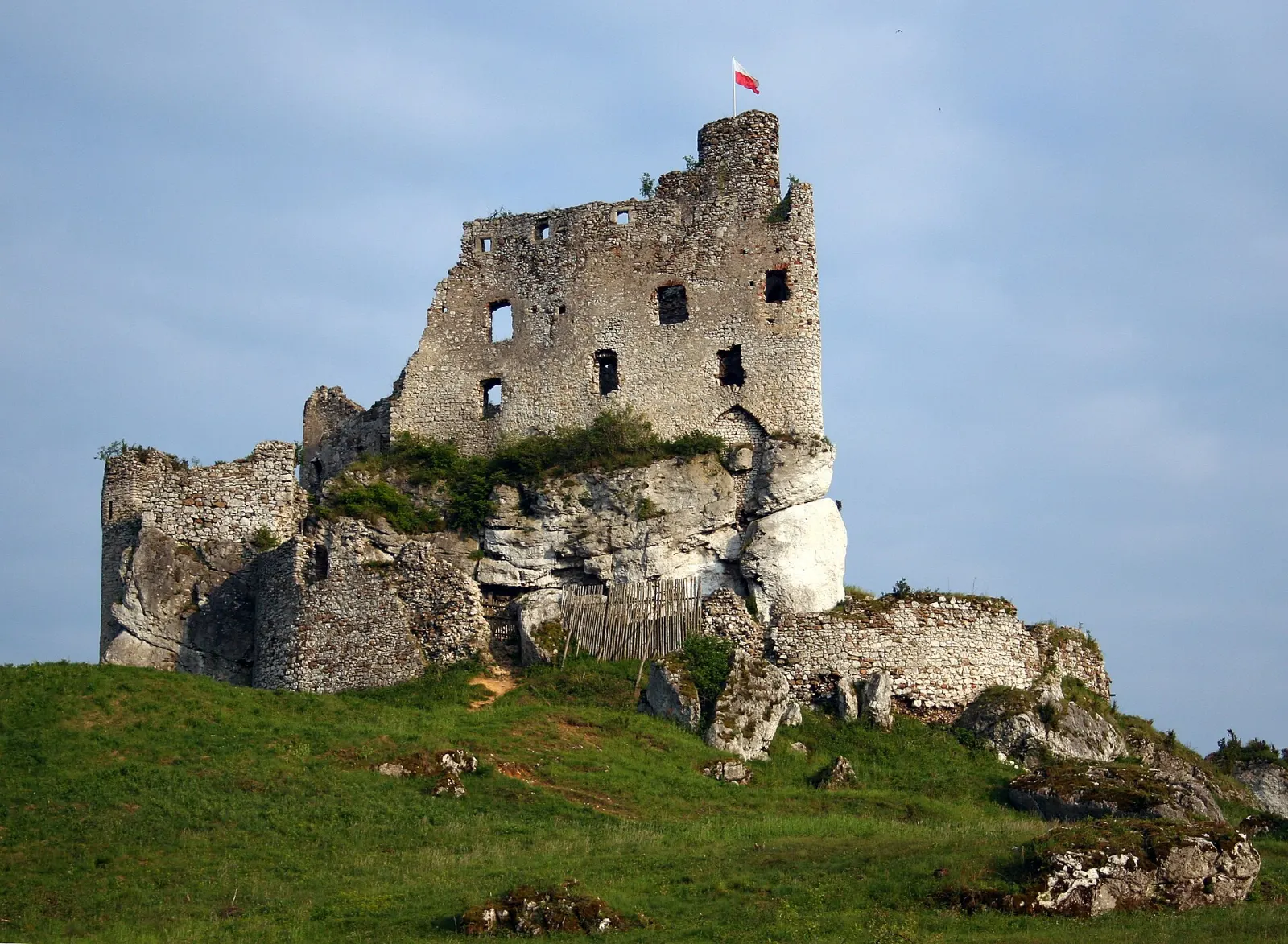 Zamek Mirów — widok na mury obronne